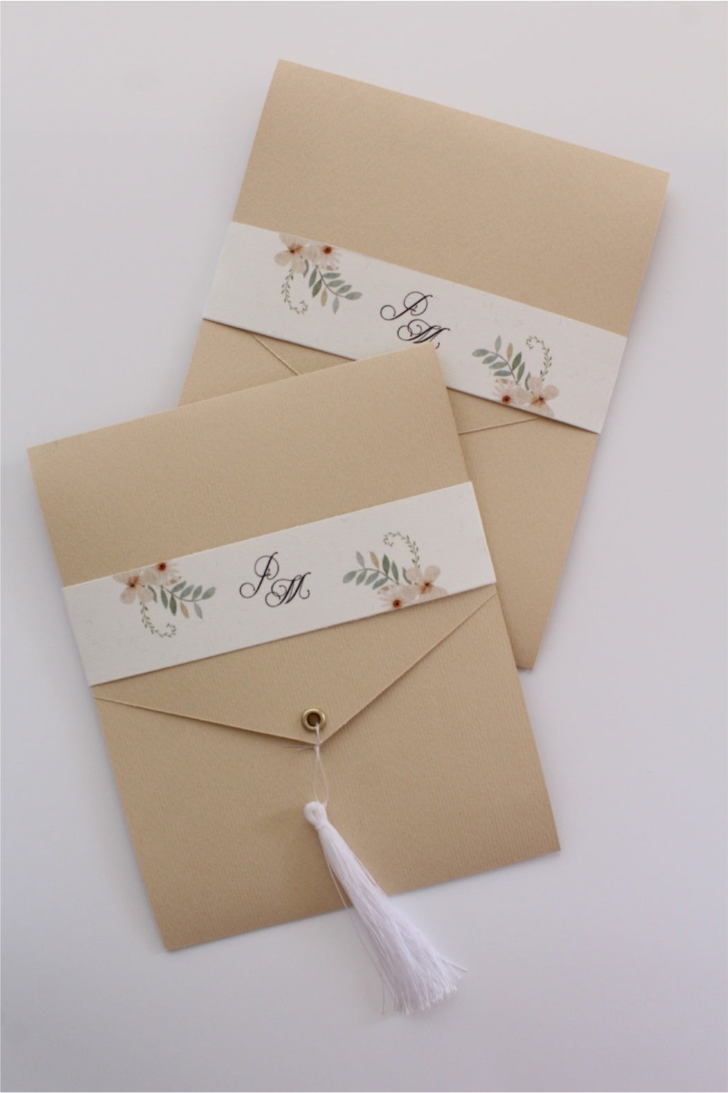 Invitación de Boda en Color Beige con Flores Delicadas Mod. Venus