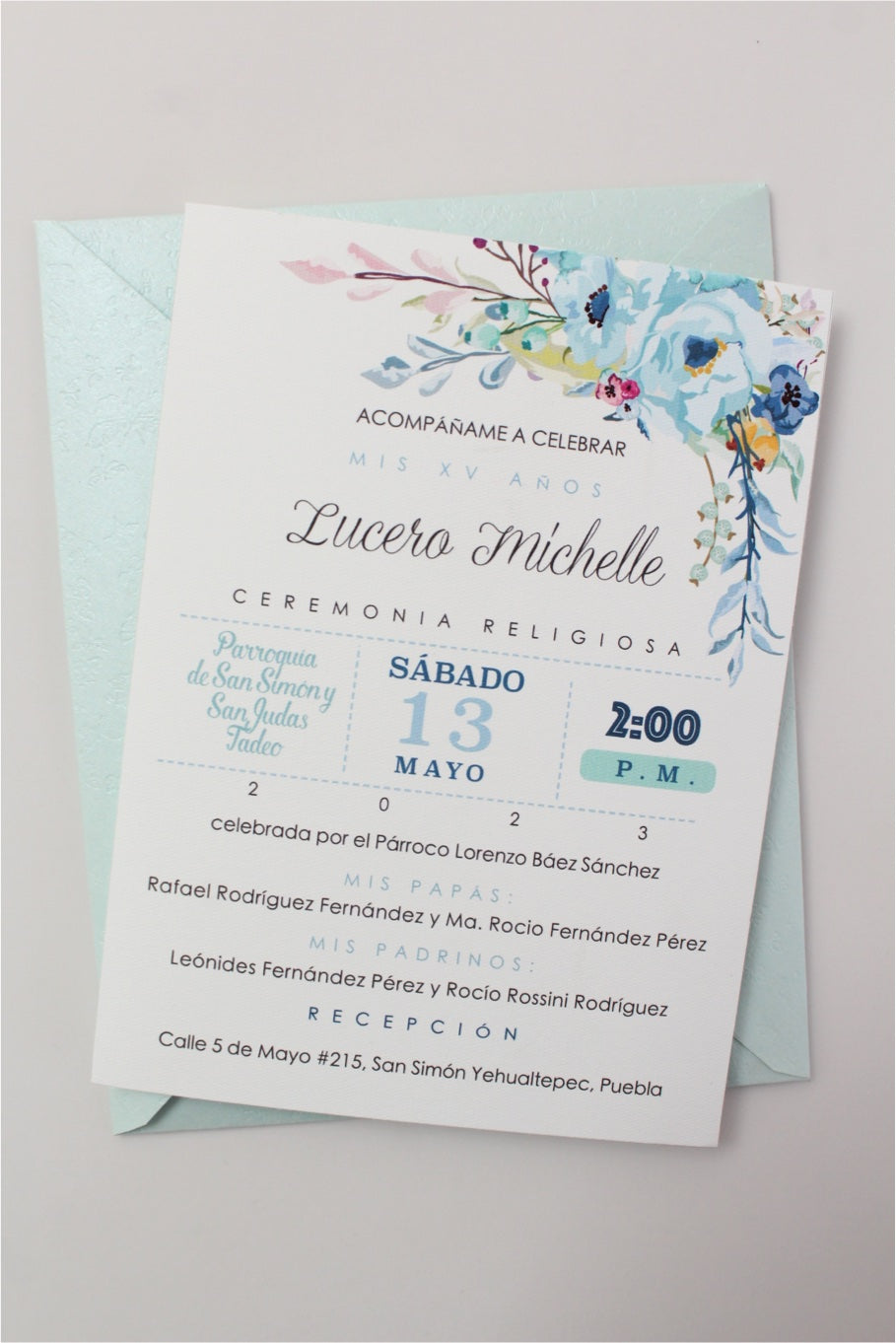 Invitación Bouquet Floral en Tonos Pastel para Boda o XV Azul